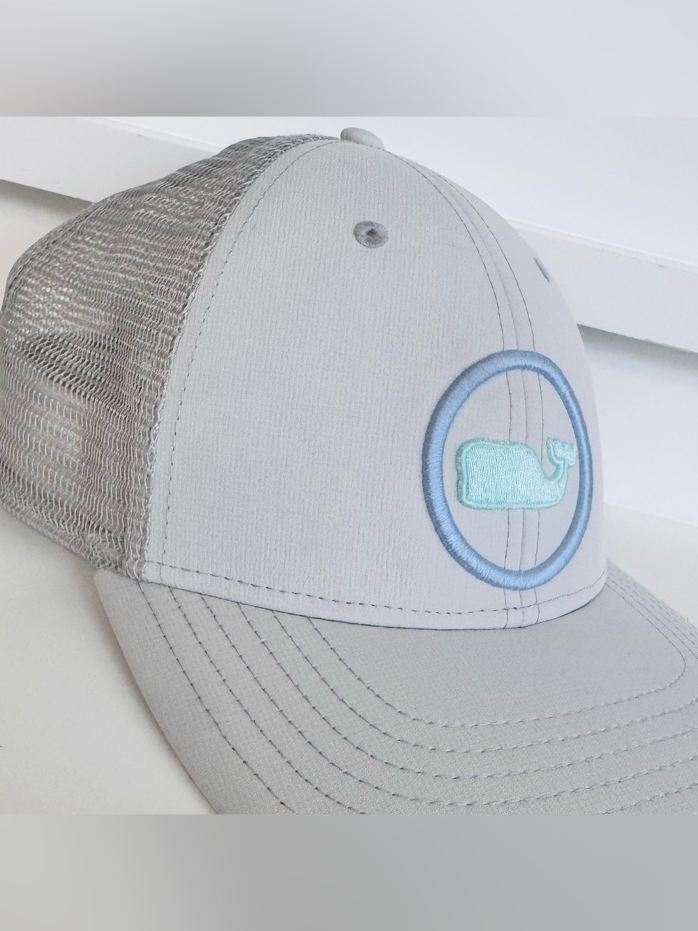 Vineyard Vines Whale Dot Performance Trucker Hat – Gray 🐋